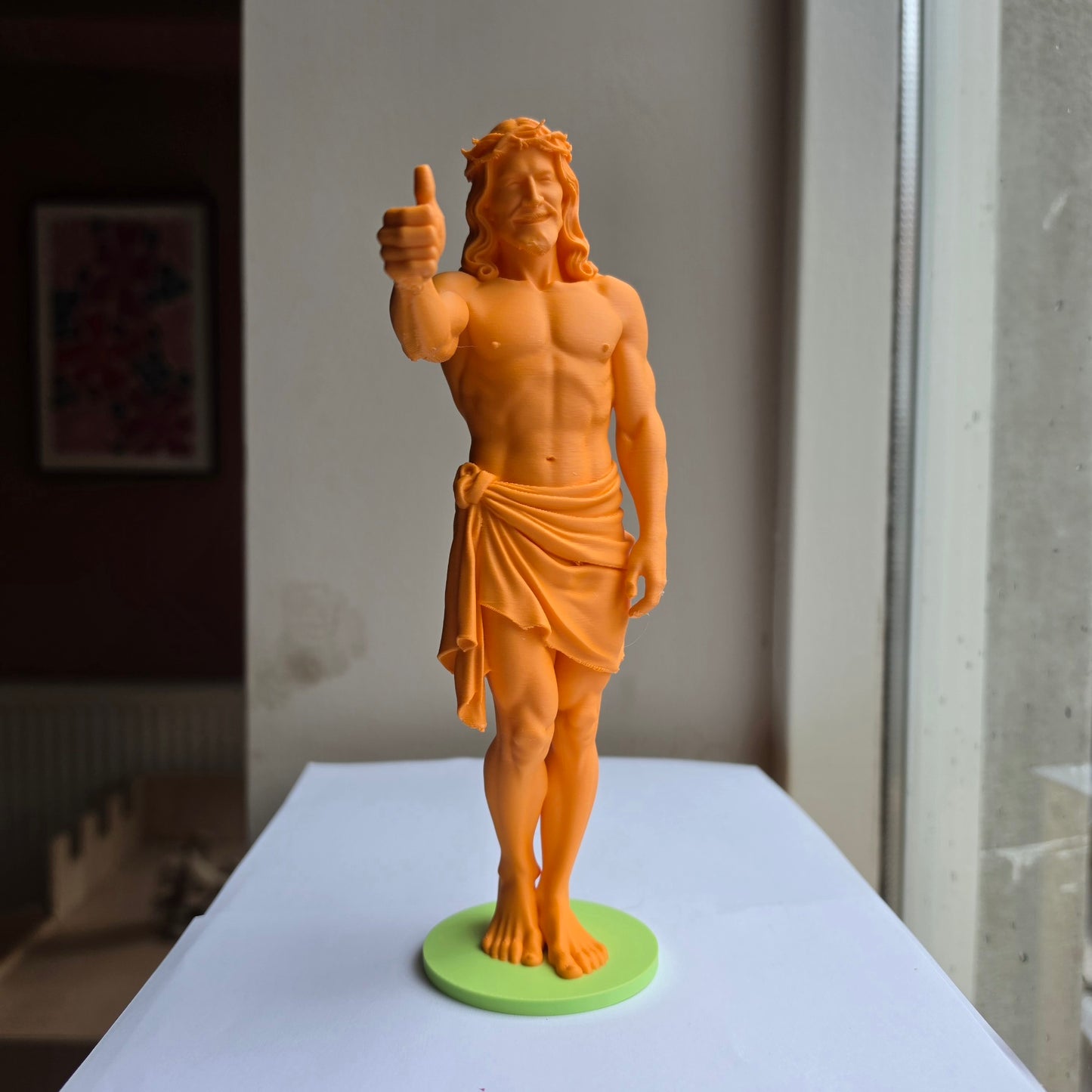 Jésus Pouce Levé Personnalisable - Édition Pop - Statue d'art Imprimée en 3D avec Base Personnalisée 22 cm